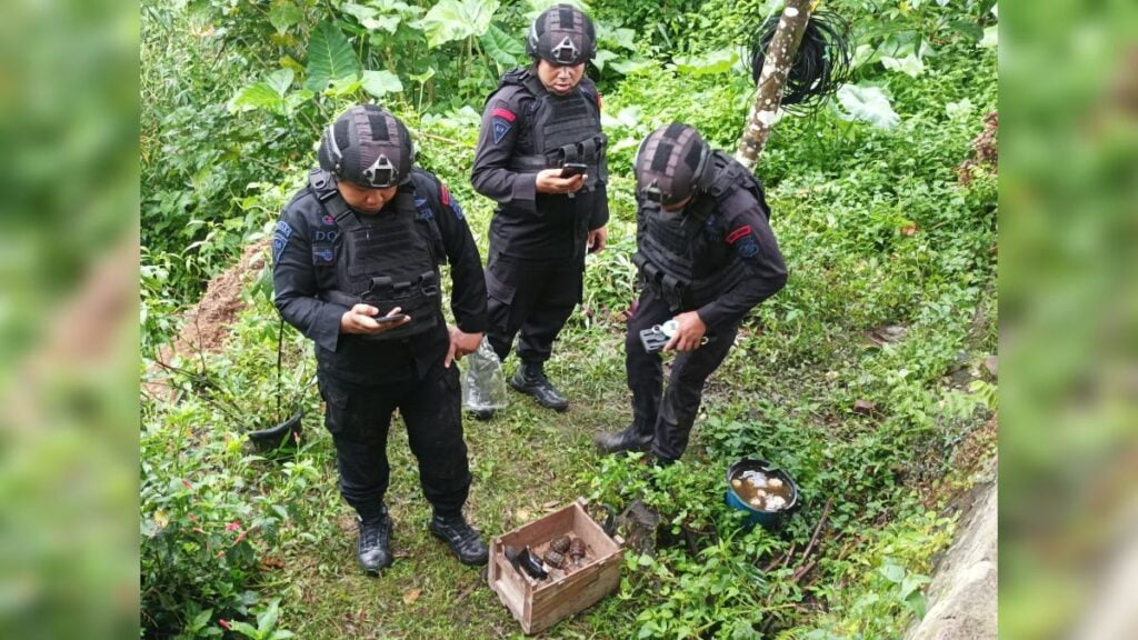 Pemusnahan granat dan amunisi aktif di Silaing Atas. (Foto: Dok. Polres Padang Panjang)