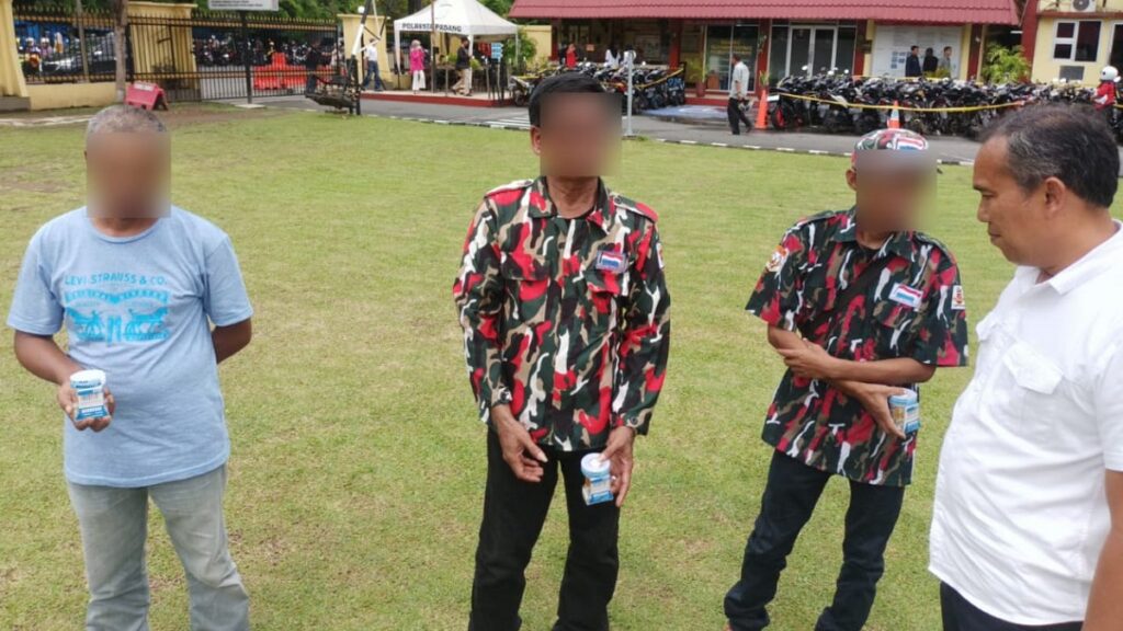 Tiga oknum ormas ditangkap polisi karena positif menggunakan sabu-sabu. (Foto: Dok. Polresta Padang)