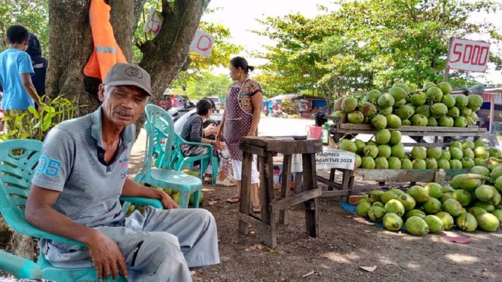 Jual beli kelapa muda di Pantai Padang sepi pembeli. (Dok. Diskominfotik Padang)