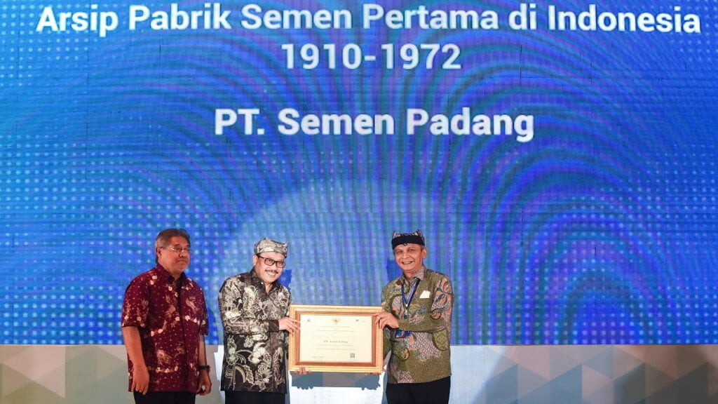 Penetapan “Arsip Pabrik Semen Pertama di Indonesia 1910-1972” PT Semen Padang Dalam Register Nasional Memori Kolektif Bangsa berdasarkan Keputusan Kepala ANRI Nomor 248 Tahun 2023 diserahkan langsung oleh Kepala ANRI Imam Gunarto kepada Direktur Utama (Dirut) PT Semen Padang, Asri Mukhtar Dt Tumangguang Basa. (Dok. Istimewa)