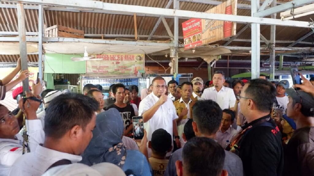 Andre Rosiade saat memberi keterangan kepada pers usai kunjungan ke Pasar Raya Fase 7. (Dok. Radarsumbar.com)