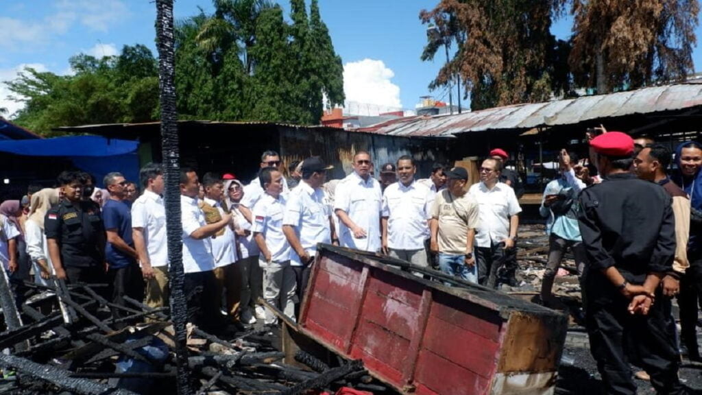 Andre Rosiade saat mengecek sisa kebakaran lapak PKL di eks Matahari lama. (Dok. Istimewa)