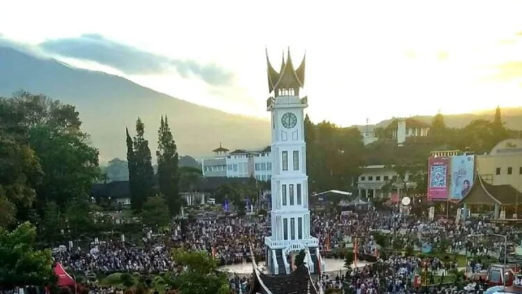 Salah satu keramaian di Taman Jam Gadang saat libur. (Antara/Al Fatah)