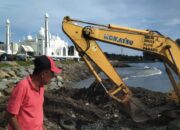 Tumpukan Sampah di Pantai Padang Dikeruk Gunakan Ekskavator