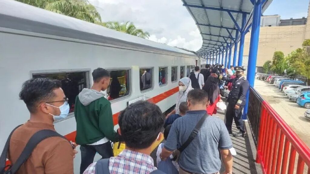 Masyarakat menggunakan moda transportasi kereta api di Sumbar. (Dok. PT KAI Divre II Sumbar)