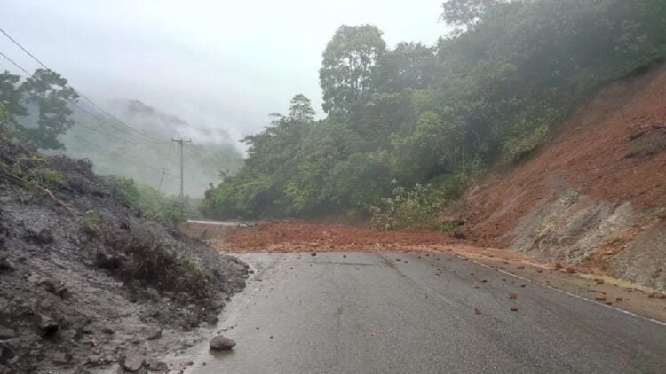 Longsor di Malalak yang menutup jalan milik provinsi Sumbar hingga tidak bisa dilewati kendaraan (Antara/HO-BPBD Agam)