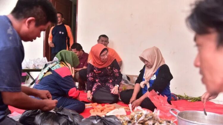 Sekda Kota Sawahlunto Ambun Kadri memantau dapur umum posko darurat bencana longsor di Sawahlunto, Jum'at. (Antarasumbar/Yudha Ahada)