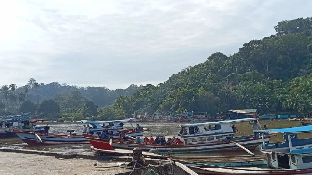 Sejumlah kapal nelayan di Muara Air Bangis Kecamatan Sungai Beremas Kabupaten Pasaman Barat, Sumbar siap pergi melaut. Untuk tahun 2023 ini Pemkab Pasaman Barat memperoleh kuota 1.100 untuk pengurusan asuransi nelayan. (Antara/Altas Maulana).