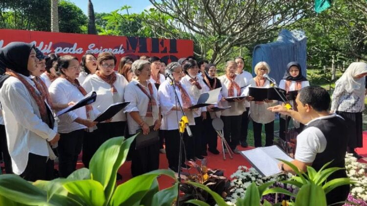 Prosesi mengheningkan cipta yang dilakukan oleh kelompok paduan suara dari kaum wanita pada acara Peringatan 25 Tahun Reformasi yang diadakan di Taman Pemakaman Umum (TPU) Pondok Ranggon, Jakarta, Sabtu (13/5/2023) (ANTARA/Sean Filo Muhamad)