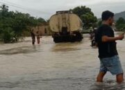 Jalan di Agam Terendam Banjir, Kendaraan Roda Dua Terpaksa Diangkut dengan Rakit