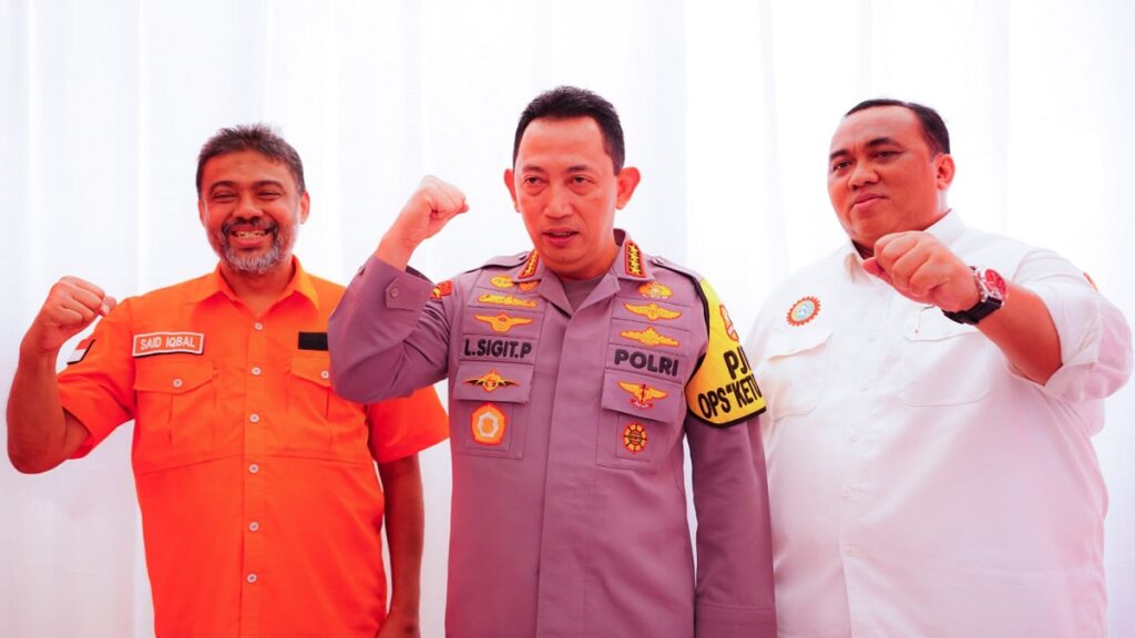 Kapolri Jenderal Listyo Sigit bersama dua orang petinggi dari organisasi buruh saat mengawal demo di Istora Senayan, Jakarta. (Dok. Divhumas)