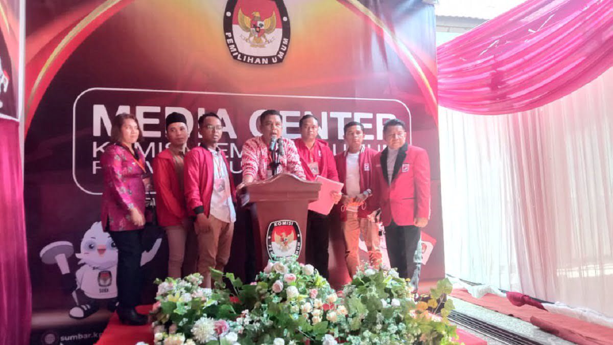 Pendaftaran bacaleg DPRD Sumbar periode 2024-2029 dari Partai Solidaritas Indonesia. (Foto: Dok. Radarsumbar.com)