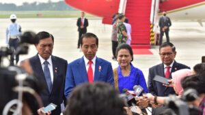 Presiden Jokowi didampingi Ibu Iriana dan Menko Marinves Luhut Binsar Pandjaitan dan Seskab Pramono Anung memberikan keterangan pers, di Pangkalan TNI AU Halim Perdanakusuma, Jakarta, Jumat (19/05/2023). (Foto: Humas Setkab/Jay)