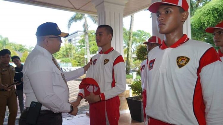 Sekda Padang melepas anggota Paskibraka ke Jakarta. (Dok. Diskominfotik Padang)