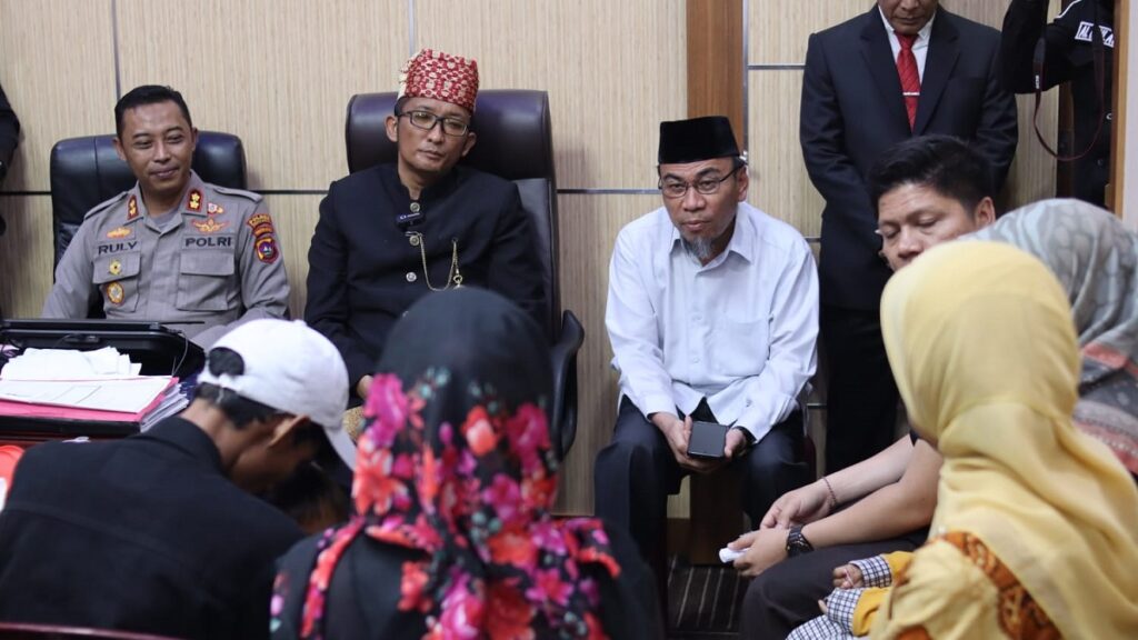 Wali Kota Padang Hendri Septa bersama Wakil Ketua Komisi I DPRD Sumatera Barat (Sumbar) dari Fraksi PAN Maigus Nasir menyambangi Polresta Padang pada Selasa (2/5/2023). (Dok. Istimewa)