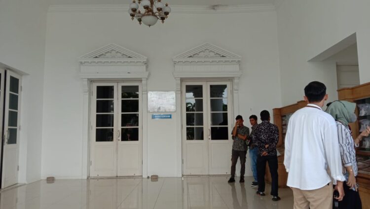 Suasana luar ruang pelantikan auditorium Wawako Padang terpilih di Auditorium Gubernuran Sumbar. (Foto: Dok. Radarsumbar.com)