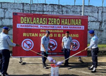 Deklarasi Zero Halinar, Rutan Padang Musnahkan Barang Hasil Razia dan Tes Urin Pegawai