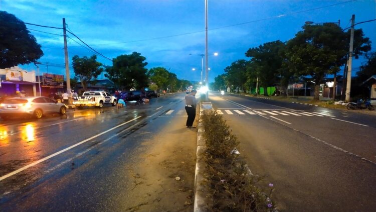 Polisi melakukan olah TKP kecelakaan tunggal mobil Pajero di Padang. (Foto: Dok. Istimewa)