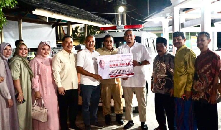 Andre Rosiade menyerahkan mobil ambulans untuk warga Lubuk Buaya, Kota Padang. (Foto: Dok. Istimewa)