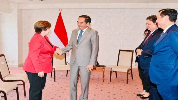 Presiden RI Joko Widodo (Jokowi) bertemu dengan Direktur Pelaksana Dana Moneter Internasional (IMF) Kristalina Georgieva di Hiroshima, Jepang, Sabtu (20/5/2023). (ANTARA/HO-Biro Pers Sekretariat Presiden/Laily Rachev)