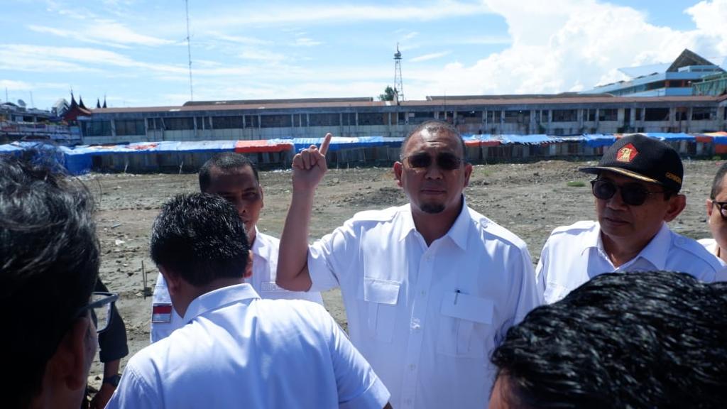 Anggota DPR RI, Andre Rosiade bersama rombongan meninjau kesiapan pembangunan Pasar Raya Fase 7. (Foto: Dok. Radarsumbar.com)