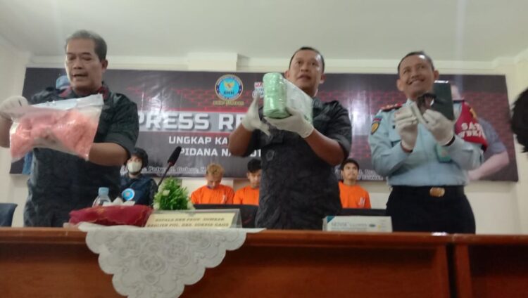 Dua kilogram sabu-sabu dan enam ribu butir pil ekstasi yang diungkap BNN. (Foto: Dok. Radarsumbar.com)