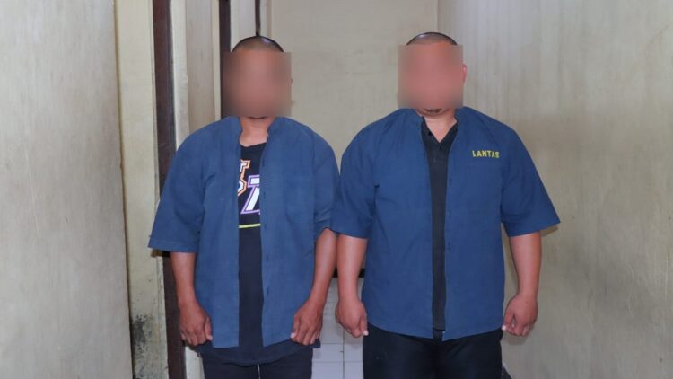 Dua pelaku pencurian ayam di Limapuluh Kota yang ditangkap usai terekam CCTV dan diamankan massa. (Foto: Dok. Polres Payakumbuh)
