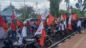 Unjuk rasa peringatan Hari Buruh Internasional (May Day) di Kota Padang, Sumatera Barat (Sumbar), Senin (1/5/2023) siang. (Foto: Dok. Radarsumbar.com)