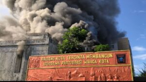 Kebakaran di bekas kantor pajak pada Minggu (14/5/2023) pagi. (Foto: Dok. Dinas Damkar Padang)