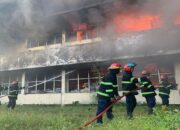 Gedung Bekas Kantor Pajak di Sebelah Basko Hotel Terbakar