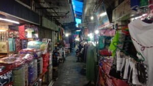 Kondisi terkini di Pasar Raya Padang Fase 3. Para pedagang terlihat menunggu pembeli yang datang. (Foto: Dok. Radarsumbar.com)