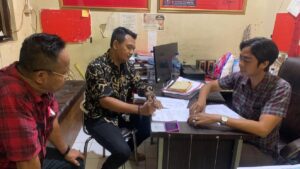 Pelaku pemukulan terhadap pengurus KPP Padang saat diperiksa penyidik Polresta Padang. (Dok. Istimewa)
