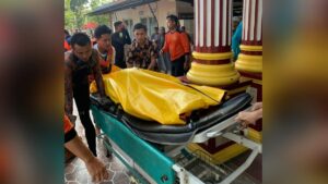 Evakuasi jasad pemuda yang ditemukan meninggal di Pantai Nipah, Kabupaten Pessel. (Foto: Dok. Basarnas)