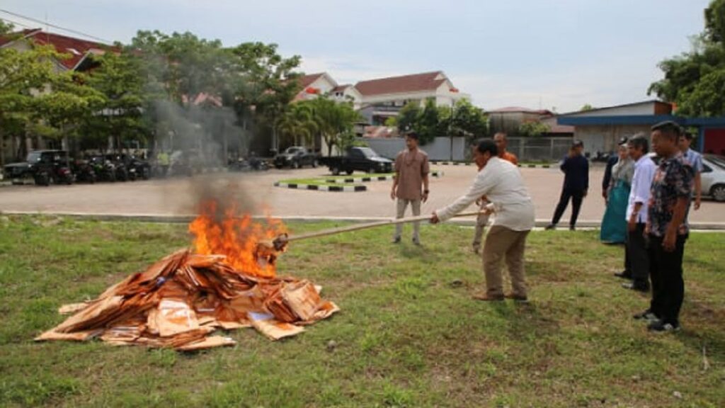 Pemusnahan berkas UTBK SNBT di UNP. (Dok Istimewa)