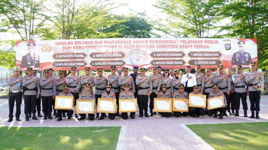 Penyerahan penghargaan untuk 8 Polres di jajaran Polda Sumbar. (Dok. Bidhumas)