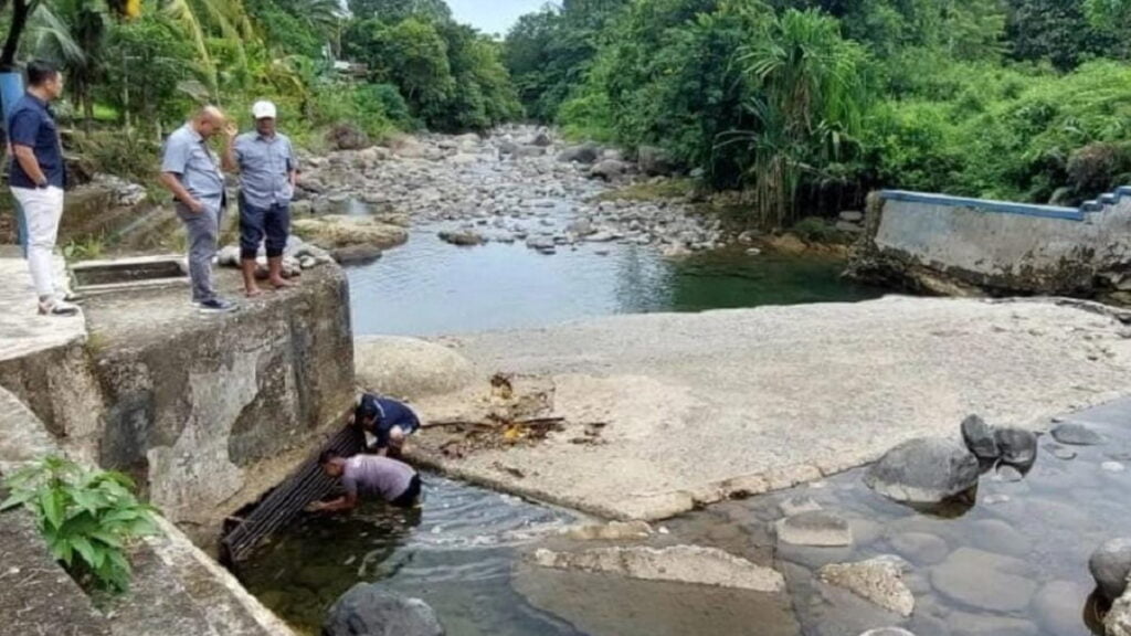 Dirut Perumda AM Padang mengecek perbaikan aliran air di Intake Lubuk Minturun. (Dok. Istimewa)