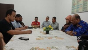 Pertemuan antara keluarga Anwar Can, Pengawas Ketenagakerjaan, Disnakertrans dan PT Family Raya. (Foto: Dok. Radarsumbar.com)