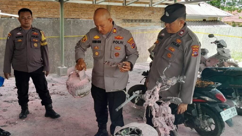 Olah TKP kebakaran motor di Sekolah Dasar Qur'an (SDQu) Ar-Risalah, Selasa (30/5/2023) siang. (Foto: Dok. Polsek Koto Tangah)