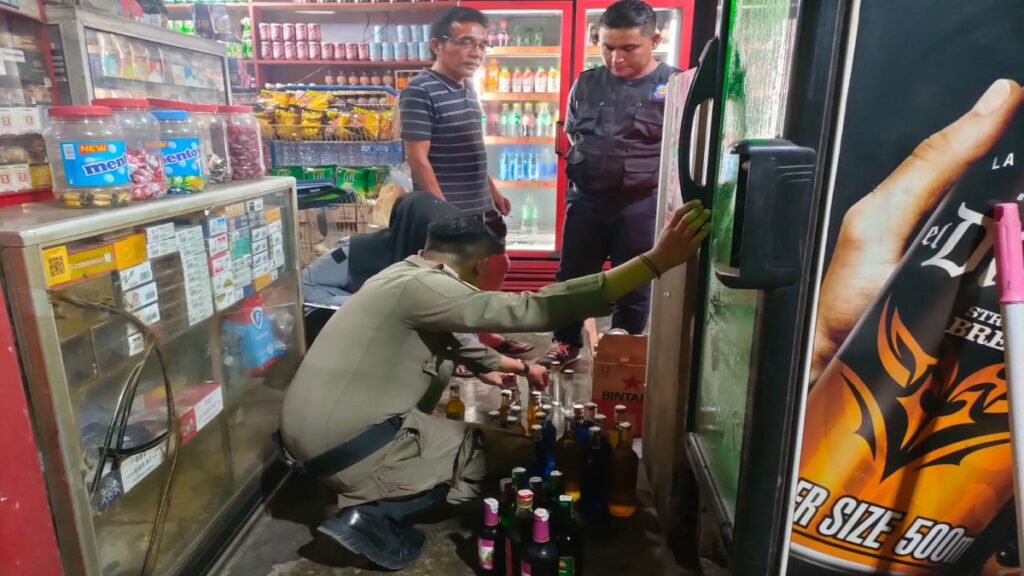 Razia tempat hiburan malam pada Rabu (17/5/2023) dini hari. (Foto: Dok. Satpol PP Padang)