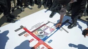 Personel Polres Solok Selatan menunjukkan peta rekayasa lalu lintas dan jalur yang akan dilalui kendaraan yang akan melintas (ANTARA/Erik)