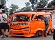 Angkot Oren Tabrak Dua Minibus di Tugu Batas Padang-Padang Pariaman