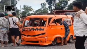 Tabrakan angkot dan dua minibus di batas kota Padang-Padang Pariaman. (Dok. Istimewa)