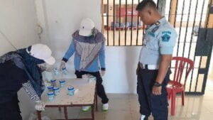 Pegawai Rutan Padang mengawasi tes urine yang dilakukan terhadap warga binaan, Kamis (26/5). (ANTARA/Fathul Abdi)