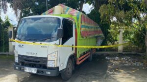 Dumb truk pengangkut BBM ilegal dari Palembang menuju Dumai ditangkap di Pulau Punjung. (Foto: Dok. Polres Dharmasraya)