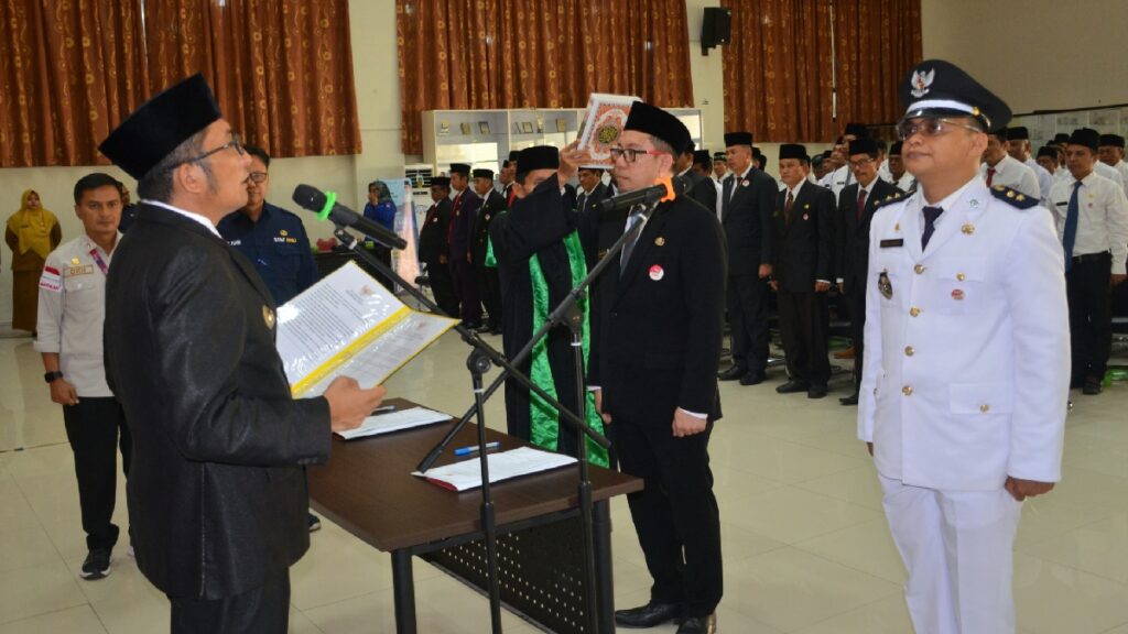 Pelantikan sejumlah pejabat di Pemko Padang pada Selasa (20/6/2023) siang. (Foto: Dok. Prokopim)