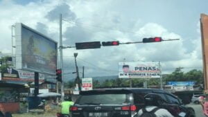 Salah satu iklan rokok yang terpajang di salah satu sudut jalan di kawasan Bypass, Padang baru-baru ini. (Foto: Dok. Radarsumbar.com)