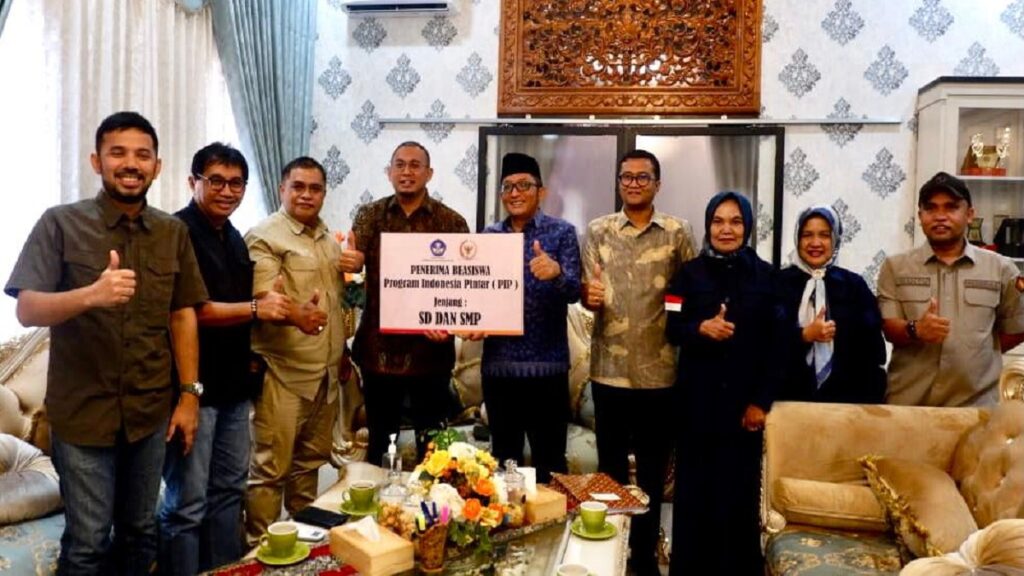 Andre Rosiade serahkan bantuan beasiswa PIP kepada Wali Kota Padang. (dok. Tim AR)