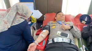 Dirlantas Polda Sumbar Kombes Hilman lakukan donor darah di HUT Bhayangkara ke-77. (Dok. istimewa)