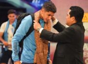 Ketum PSSI Sambut Kedatangan Pemain Argentina, Kalungkan Kain dari Timor