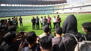 Ketum PSSI, Erick Thohir memberi keterangan pers usai cek Gelora Bung Tomo, Surabaya yang akan digunakan sebagai venue laga Indonesia vs Palestina. (Dok. PSSI)